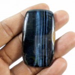 Raro Olho de Tigre black blue natural de 90.50 Cts medindo 05 x 53 x 30 mm , decorada com linda Lapidação cabochon em perfeito estado de conservação . Gema rara , preciosa devido suas dimensões , origem Madagascar .