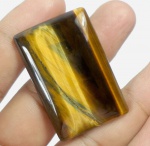 Raro Olho de Tigre natural de 68.20 Cts medindo 06 x 40 x 27 mm , decorada com linda Lapidação cabochon em perfeito estado de conservação . Gema rara , preciosa devido suas dimensões , origem Madagascar .