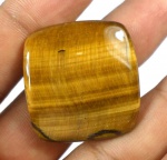 Raro Olho de Tigre natural de 59.00 Cts medindo 06 x 30 x 29 mm , decorada com linda Lapidação cabochon em perfeito estado de conservação . Gema rara , preciosa devido suas dimensões , origem Madagascar .