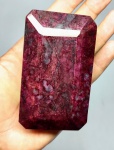 Raro Ruby natural de 2.715 Cts medindo 95 x 56 x 48 mm, decorado com linda Lapidação octogonal facetada em perfeito estado de conservação . Gema rara , preciosa devido suas dimensões , origem Madagascar .