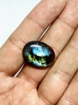 Rara Labradorite natural de 22.50 cts medindo 24 x 18 x 4.0 mm, decorada com linda Lapidação oval cabochon . Gema rara , preciosa devido suas dimensões , origem Canadá . Perfeito estado de conservação .