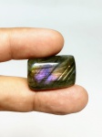 Rara Labradorite natural de 36.50 cts medindo 25 x 17 x 5.0 mm, decorada com linda Lapidação  cabochon . Gema rara , preciosa devido suas dimensões , origem Canadá . Perfeito estado de conservação .