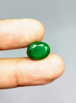 Rara Esmeralda natural de 6.50 cts medindo 13 x 10 x 4.0 mm, decorada com clássica Lapidação oval brilhante . Gema rara , preciosa devido suas dimensões , origem Brasil . Perfeito estado de conservação .