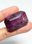 Raro Ruby natural de 167.00 cts medindo 38 x 24 x 16 mm, decorada com linda Lapidação octogonal . Gema rara , preciosa devido suas dimensões , origem África . Perfeito estado de conservação .