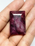 Raro Ruby natural de 106.50 cts medindo 35 x 23 x 13 mm, decorada com linda Lapidação retangular facetado . Gema rara , preciosa devido suas dimensões , origem África . Perfeito estado de conservação .