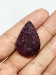 Raro Ruby natural de 69.50 cts medindo 34 x 24 x 12 mm, decorada com linda Lapidação pera brilhante . Gema rara , preciosa devido suas dimensões , origem África . Perfeito estado de conservação .