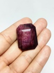Raro Ruby natural de 80.50 cts medindo 31 x 23 x 11 mm, decorada com linda Lapidação octogonal . Gema rara , preciosa devido suas dimensões , origem África . Perfeito estado de conservação .