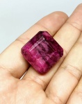 Raro Ruby natural de 87.50 cts medindo 22 x 22 x 12 mm, decorada com linda Lapidação quadrada . Gema rara , preciosa devido suas dimensões , origem África . Perfeito estado de conservação .
