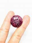 Raro Ruby natural de 98.00 cts medindo 26 x 18 mm, decorada com clássica Lapidação diamante . Gema rara , preciosa devido suas dimensões , origem África . Perfeito estado de conservação .