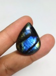 Rara Labradorite natural de 37.50 cts medindo 30 x 24 x 4.0 mm, decorada com linda Lapidação pera cabochon . Gema rara , preciosa devido suas dimensões , origem Canadá . Perfeito estado de conservação .