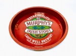 RARA BANDEJA DE METAL COM LOGO DA PREMIADA CERVEJA MURPHYS IRISH STOUT , ORIGEM IRLANDA . MEDE 4,5 X 33 CM .