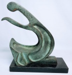 LEYA TERRANOVA ROCHA - Belíssima escultura moderna finamente esculpida em bronze patinado de excepcional qualidade representando figura escultórica com rico trabalho e movimento. Sustentada por base em mármore, assinada no bronze. Med. 35 x 30 x 12CM. Perfeito estado de conservação. NOTA: Leya Terranova Rocha começou suas atividades no atelier de Bernardo Caro em 1976 retomando-as em 1991 no atelier Cristina Roese. Desde então tem feito trabalhos em bronze, cimento, resina, pedras, mármore, madeira e até mesmo raízes, sempre participou de salões nacionais e internacionais. Participou desde 1992 de mais de 70 exposições e palestras nacionais como o salão das belas artes, EMRJ, salão de arte contemporânea de São Paulo, exposição Casa D´Itália e muitas outras pelo Brasil, internacionalmente participou de algumas em Portugal, na famosa galeria Pepper´s, Bienal internacional do prestígio, etc. Na Austrália participou em Camberra da exposição ´´QUINHENTOS ANOS DE ARTE BRASILEIRA´´. Já ganhou diversos prêmios, honrarias, medalhas e troféus pelo Brasil á fora.
