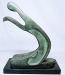 LEYA TERRANOVA ROCHA - Belíssima escultura moderna finamente esculpida em bronze patinado de excepcional qualidade representando figura escultórica com rico trabalho e movimento. Sustentada por base em mármore, assinada no bronze. Med. 37 x 31 x 12CM. Perfeito estado de conservação. NOTA: Leya Terranova Rocha começou suas atividades no atelier de Bernardo Caro em 1976 retomando-as em 1991 no atelier Cristina Roese. Desde então tem feito trabalhos em bronze, cimento, resina, pedras, mármore, madeira e até mesmo raízes, sempre participou de salões nacionais e internacionais. Participou desde 1992 de mais de 70 exposições e palestras nacionais como o salão das belas artes, EMRJ, salão de arte contemporânea de São Paulo, exposição Casa D´Itália e muitas outras pelo Brasil, internacionalmente participou de algumas em Portugal, na famosa galeria Pepper´s, Bienal internacional do prestígio, etc. Na Austrália participou em Camberra da exposição ´´QUINHENTOS ANOS DE ARTE BRASILEIRA´´. Já ganhou diversos prêmios, honrarias, medalhas e troféus pelo Brasil á fora.