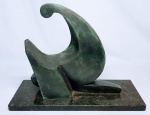 LEYA TERRANOVA ROCHA - Belíssima escultura moderna finamente esculpida em bronze patinado de excepcional qualidade representando figura escultórica moderna com rico trabalho e movimento. Sustentada por base em mármore, assinada no bronze. Med. 30 x 40 x 15CM. Perfeito estado de conservação. NOTA: Leya Terranova Rocha começou suas atividades no atelier de Bernardo Caro em 1976 retomando-as em 1991 no atelier Cristina Roese. Desde então tem feito trabalhos em bronze, cimento, resina, pedras, mármore, madeira e até mesmo raízes, sempre participou de salões nacionais e internacionais. Participou desde 1992 de mais de 70 exposições e palestras nacionais como o salão das belas artes, EMRJ, salão de arte contemporânea de São Paulo, exposição Casa D´Itália e muitas outras pelo Brasil, internacionalmente participou de algumas em Portugal, na famosa galeria Pepper´s, Bienal internacional do prestígio, etc. Na Austrália participou em Camberra da exposição ´´QUINHENTOS ANOS DE ARTE BRASILEIRA´´. Já ganhou diversos prêmios, honrarias, medalhas e troféus pelo Brasil á fora.