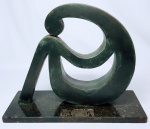 LEYA TERRANOVA ROCHA - Belíssima escultura moderna finamente esculpida em bronze patinado de excepcional qualidade representando figura escultórica com rico trabalho e movimento. Sustentada por base em mármore, assinada no bronze. Med. 28 x 36 x 14CM. Perfeito estado de conservação. NOTA: Leya Terranova Rocha começou suas atividades no atelier de Bernardo Caro em 1976 retomando-as em 1991 no atelier Cristina Roese. Desde então tem feito trabalhos em bronze, cimento, resina, pedras, mármore, madeira e até mesmo raízes, sempre participou de salões nacionais e internacionais. Participou desde 1992 de mais de 70 exposições e palestras nacionais como o salão das belas artes, EMRJ, salão de arte contemporânea de São Paulo, exposição Casa D´Itália e muitas outras pelo Brasil, internacionalmente participou de algumas em Portugal, na famosa galeria Pepper´s, Bienal internacional do prestígio, etc. Na Austrália participou em Camberra da exposição ´´QUINHENTOS ANOS DE ARTE BRASILEIRA´´. Já ganhou diversos prêmios, honrarias, medalhas e troféus pelo Brasil á fora.