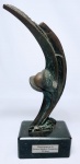 LEYA TERRANOVA ROCHA - Belíssima escultura moderna finamente esculpida em bronze patinado de excepcional qualidade representando figura escultórica com rico trabalho e movimento, comemorando os 25 anos do Centro Médico de Campinas-SP. Sustentada por base em mármore, assinada no bronze. Med. 33 x 12 x 8CM. Perfeito estado de conservação. NOTA: Leya Terranova Rocha começou suas atividades no atelier de Bernardo Caro em 1976 retomando-as em 1991 no atelier Cristina Roese. Desde então tem feito trabalhos em bronze, cimento, resina, pedras, mármore, madeira e até mesmo raízes, sempre participou de salões nacionais e internacionais. Participou desde 1992 de mais de 70 exposições e palestras nacionais como o salão das belas artes, EMRJ, salão de arte contemporânea de São Paulo, exposição Casa D´Itália e muitas outras pelo Brasil, internacionalmente participou de algumas em Portugal, na famosa galeria Pepper´s, Bienal internacional do prestígio, etc. Na Austrália participou em Camberra da exposição ´´QUINHENTOS ANOS DE ARTE BRASILEIRA´´. Já ganhou diversos prêmios, honrarias, medalhas e troféus pelo Brasil á fora.