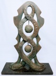 LEYA TERRANOVA ROCHA - Belíssima e grandiosa escultura moderna finamente esculpida em bronze patinado de excepcional qualidade representando figura escultórica com rico trabalho e movimento. Sustentada por base em mármore, assinada no bronze. Med. 48 x 36 x 12CM. Perfeito estado de conservação. NOTA: Leya Terranova Rocha começou suas atividades no atelier de Bernardo Caro em 1976 retomando-as em 1991 no atelier Cristina Roese. Desde então tem feito trabalhos em bronze, cimento, resina, pedras, mármore, madeira e até mesmo raízes, sempre participou de salões nacionais e internacionais. Participou desde 1992 de mais de 70 exposições e palestras nacionais como o salão das belas artes, EMRJ, salão de arte contemporânea de São Paulo, exposição Casa D´Itália e muitas outras pelo Brasil, internacionalmente participou de algumas em Portugal, na famosa galeria Pepper´s, Bienal internacional do prestígio, etc. Na Austrália participou em Camberra da exposição ´´QUINHENTOS ANOS DE ARTE BRASILEIRA´´. Já ganhou diversos prêmios, honrarias, medalhas e troféus pelo Brasil á fora.