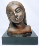 LEYA TERRANOVA ROCHA - ´´CABEÇA DE MENINA´´ - Belíssima escultura moderna finamente esculpida em bronze patinado de excepcional qualidade representando figura de menino, dita ´´cabeça de menino´´. Base em madeira. Assinada no bronze. Med. 25 x 21CM. Bom estado de conservação. NOTA: Leya Terranova Rocha começou suas atividades no atelier de Bernardo Caro em 1976 retomando-as em 1991 no atelier Cristina Roese. Desde então tem feito trabalhos em bronze, cimento, resina, pedras, mármore, madeira e até mesmo raízes, sempre participou de salões nacionais e internacionais. Participou desde 1992 de mais de 70 exposições e palestras nacionais como o salão das belas artes, EMRJ, salão de arte contemporânea de São Paulo, exposição Casa D´Itália e muitas outras pelo Brasil, internacionalmente participou de algumas em Portugal, na famosa galeria Pepper´s, Bienal internacional do prestígio, etc. Na Austrália participou em Camberra da exposição ´´QUINHENTOS ANOS DE ARTE BRASILEIRA´´. Já ganhou diversos prêmios, honrarias, medalhas e troféus pelo Brasil á fora.