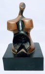 LEYA TERRANOVA ROCHA - ´´BUSTO FEMININO´´ - Belíssima escultura moderna finamente esculpida em bronze patinado de excepcional qualidade representando busto feminino. Sustentada por base em madeira. assinada no bronze. Med. 15 x 8,5CM. Bom estado de conservação. NOTA: Leya Terranova Rocha começou suas atividades no atelier de Bernardo Caro em 1976 retomando-as em 1991 no atelier Cristina Roese. Desde então tem feito trabalhos em bronze, cimento, resina, pedras, mármore, madeira e até mesmo raízes, sempre participou de salões nacionais e internacionais. Participou desde 1992 de mais de 70 exposições e palestras nacionais como o salão das belas artes, EMRJ, salão de arte contemporânea de São Paulo, exposição Casa D´Itália e muitas outras pelo Brasil, internacionalmente participou de algumas em Portugal, na famosa galeria Pepper´s, Bienal internacional do prestígio, etc. Na Austrália participou em Camberra da exposição ´´QUINHENTOS ANOS DE ARTE BRASILEIRA´´. Já ganhou diversos prêmios, honrarias, medalhas e troféus pelo Brasil á fora.