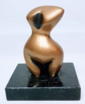 MARÍLIA BRANDÃO  - Belíssima escultura moderna finamente esculpida em bronze patinado de excepcional qualidade representando figura feminina. Sustentada por base em mármore. assinada no bronze. Med. 12 x 9CM. Bom estado de conservação. Artista catalogada e premiada.
