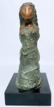 LEYA TERRANOVA ROCHA - ´´FIGURA FEMININA´´ - Belíssima escultura moderna finamente esculpida em bronze patinado de excepcional qualidade representando linda figura feminina. Sustentada por base em madeira. assinada no bronze. Med. 15 x 8,5CM. Bom estado de conservação. NOTA: Leya Terranova Rocha começou suas atividades no atelier de Bernardo Caro em 1976 retomando-as em 1991 no atelier Cristina Roese. Desde então tem feito trabalhos em bronze, cimento, resina, pedras, mármore, madeira e até mesmo raízes, sempre participou de salões nacionais e internacionais. Participou desde 1992 de mais de 70 exposições e palestras nacionais como o salão das belas artes, EMRJ, salão de arte contemporânea de São Paulo, exposição Casa D´Itália e muitas outras pelo Brasil, internacionalmente participou de algumas em Portugal, na famosa galeria Pepper´s, Bienal internacional do prestígio, etc. Na Austrália participou em Camberra da exposição ´´QUINHENTOS ANOS DE ARTE BRASILEIRA´´. Já ganhou diversos prêmios, honrarias, medalhas e troféus pelo Brasil á fora.