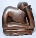 LEYA TERRANOVA ROCHA - ´´PENSATIVO´´ - Belíssima escultura moderna finamente esculpida em rara técnica de concreto armado de excepcional qualidade representando figura pensativa. . Med. 38 x 38CM. Bom estado de conservação. NOTA: Leya Terranova Rocha começou suas atividades no atelier de Bernardo Caro em 1976 retomando-as em 1991 no atelier Cristina Roese. Desde então tem feito trabalhos em bronze, cimento, resina, pedras, mármore, madeira e até mesmo raízes, sempre participou de salões nacionais e internacionais. Participou desde 1992 de mais de 70 exposições e palestras nacionais como o salão das belas artes, EMRJ, salão de arte contemporânea de São Paulo, exposição Casa D´Itália e muitas outras pelo Brasil, internacionalmente participou de algumas em Portugal, na famosa galeria Pepper´s, Bienal internacional do prestígio, etc. Na Austrália participou em Camberra da exposição ´´QUINHENTOS ANOS DE ARTE BRASILEIRA´´. Já ganhou diversos prêmios, honrarias, medalhas e troféus pelo Brasil á fora.