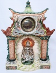 Belíssimo relógio finamente executado em porcelana de ótima qualidade e manufatura representando cena oriental, possui relógio Royce ao centro superior. Porcelana em ótimo estado de conservação. Maquinário sem teste. Med. 48 x 32 x 12CM.