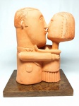INOS CORRADIN com certificado - '' Beijo '' Série nova de 2020 . Bela e rara escultura em Terra Cota de excelente qualidade escultórica elegantemente montada sobre base de madeira . Assinado Inos em perfeito estado de conservação . mede 28 x 22,5 x 16 cm . Acompanha certificado de autenticidade emitido pelo artista , autenticado em cartório . artista premiado e catalogado .