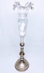 MARY GREGORY - Majestoso vaso floreiro em raro vidro artístico de tonalidade translucida , feitio soprado de excepcional qualidade com belíssima borda tiotada e rica pintura esmaltada  . Mary Gregory USA século XIX . Vidro em Excelente estado de conservação , metal com marcas do tempo , mede 53 cm de altura x 13 cm de diâmetro . Peça jamais vista em leilão , oportunidade .