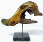 LEYA TERRANOVA ROCHA - Bela escultura moderna finamente esculpida em madeira nobre de excepcional qualidade . Sustentada por base em mármore de ótimo feitio. Med. 20 x 20CM. Bom estado de conservação. NOTA: Leya Terranova Rocha começou suas atividades no atelier de Bernardo Caro em 1976 retomando-as em 1991 no atelier Cristina Roese. Desde então tem feito trabalhos em bronze, cimento, resina, pedras, mármore, madeira e até mesmo raízes, sempre participou de salões nacionais e internacionais. Participou desde 1992 de mais de 70 exposições e palestras nacionais como o salão das belas artes, EMRJ, salão de arte contemporânea de São Paulo, exposição Casa D´Itália e muitas outras pelo Brasil, internacionalmente participou de algumas em Portugal, na famosa galeria Pepper´s, Bienal internacional do prestígio, etc. Na Austrália participou em Camberra da exposição ´´QUINHENTOS ANOS DE ARTE BRASILEIRA´´. Já ganhou diversos prêmios, honrarias, medalhas e troféus pelo Brasil á fora.