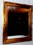 Elegante espelho finamente executado em cristal elegantemente bisotado de ótima qualidade e manufatura, mede 74 x 56CM. Acompanha majestosa moldura em madeira nobre entalhada com ricos detalhes medindo 95 x 77CM. Excelente estado de conservação.