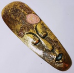 ÁFRICA- Curiosa e belíssima máscara finamente executada em madeira nobre de ótima qualidade e manufatura africana, finamente decorada em motivos África em cor predominante dourada. Med. 50CM de diâmetro. Excelente estado de conservação.