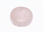 Raro Quartzo rosa natural de 635 cts medindo 20.00 x 56.00 mm, decorada com linda Lapidação redonda e rico trabalho floral em perfeito estado de conservação . Gema rara , preciosa devido suas dimensões , origem Madagascar .