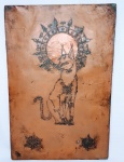 Belíssima e raro quadro em folha de cobre sobre placa de ótimo feitio representando o ´´gato e o sol´´. Med. 75 x 50CM. Bom estado de conservação. Possui marcas do tempo.