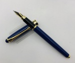 JAPAN - Rara caneta Tinteiro modelo vintage , corpo e tampa em laca preciosa azul cobalto com guarnições e pena de metal espessurado a ouro . Japão século XX . Excelente estado de conservação ,não aparenta uso . 