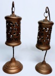 ÍNDIA - Raro e belo par de luminárias para velas executados em metal dourado de ótima qualidade e manufatura indiana. Ambas em perfeito estado de conservação. Maior mede 32 x 9,5CM e menor 30 x 7CM.