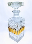 Elegante Whiskeira em cristal chumbo decorado com clássica lapidação bico de jaca e rico barrado a ouro . Excelente estado de conservação , presente de casamento não aparenta uso . mede 24,5 x 8,0 cm .