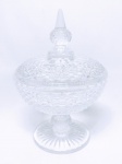 Elegante Compoteira em cristal chumbo decorado com clássica lapidação bico de jaca . Excelente estado de conservação , presente de casamento não aparenta uso . mede 15 x 10 cm.