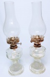 Belíssimo par de lampiões á querosene finamente executado em vidrão de ótima qualidade. Ambos em excelente estado de conservação. Medem 31,5CM de altura.