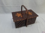 Caixa de costura tipo cesta em madeira marchetada com 6 divisões. Medindo 33cm x 20cm x 27cm de altura da alça.