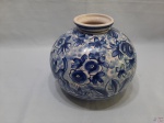 Vaso floreira bolinha em porcelana azul e branca pintada à mão. Medindo 17cm de altura x 20cm de diâmetro de bojo.