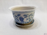 Cachepot com pratinho em porcelana oriental azul e branca. Medindo 19,5cm de diâmetro x 12cm de altura.