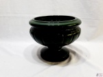 Cachepot em cerâmica verde vitrificada. Medindo 23cm de altura x 28cm de diâmetro.