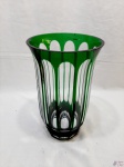 Vaso floreira em grosso cristal double Strauss verde. Medindo 33cm de altura x 20cm de diâmetro.