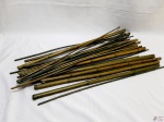Lote com 23 bambu em plástico rígido e 9 galhos de bambu natural de cana da índia. Medindo em média 70cm de comprimento.