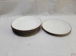 Jogo de 6 pratos rasos em porcelana Renner Donaire, friso prata. Medindo 24,5cm de diâmetro.