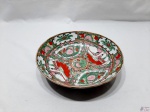 Fruteira bowl em porcelana com pintura oriental. Medindo 25,5cm de diâmetro de boca x 7cm de altura.