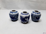 Jogo de 3 vasos bojudos em porcelana com pintura oriental azul e branca. Medindo 11cm de altura.
