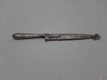 Punhal gaúcho em aço inox Corneta, trabalhado com relevos. Medindo 24,5cm de comprimento total com bainha, 23cm de comprimento total sem bainha e 14cm de comprimento de lâmina.