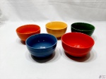 Jogo de 5 cumbucas bowl em porcelana colorida. Medindo 13,5cm de diâmetro x 7,5cm de altura.